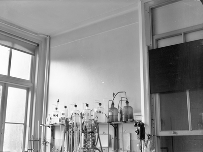 45209 Interieur van het gebouw van de Keuringsdienst van Waren (Rijnkade 2) te Utrecht: laboratorium op de 1e verdieping.